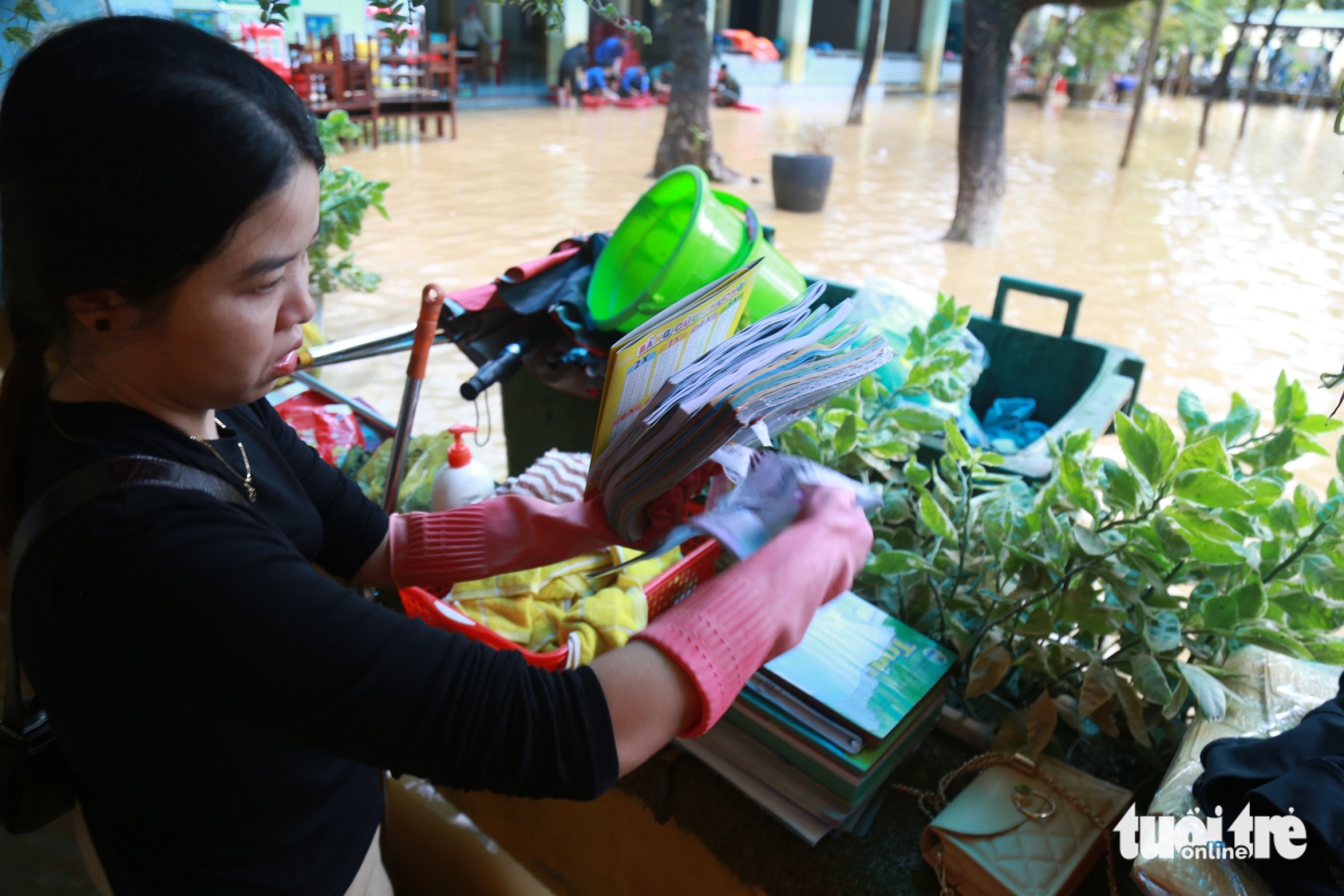 洪水过后书本桌椅被泥浆淹没,顺化师生忙于清理校园
